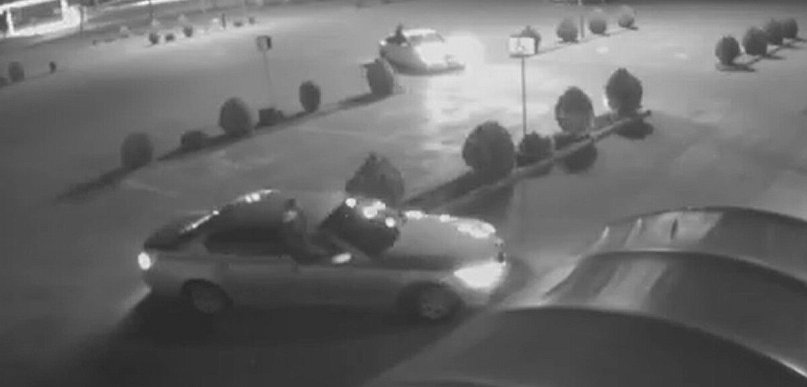 Podczas jazdy siedzieli na drzwiach aut. Rozliczyła ich policja (film)