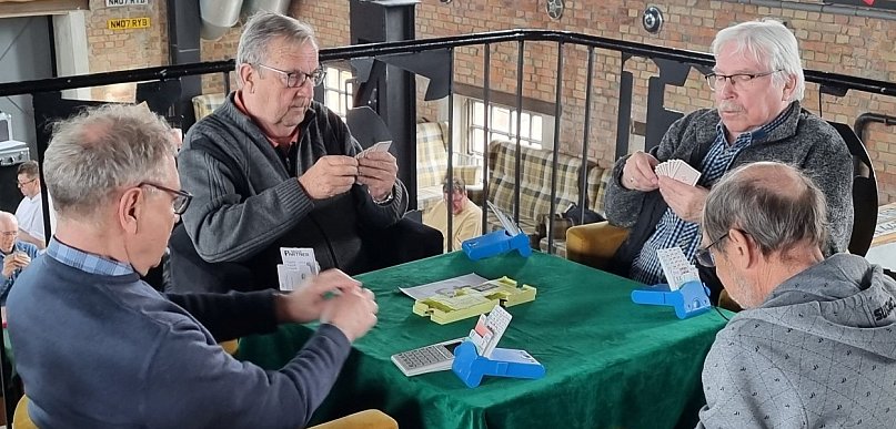 Grali w brydża upamiętniając Jerzego Rymwida (zdjęcia)