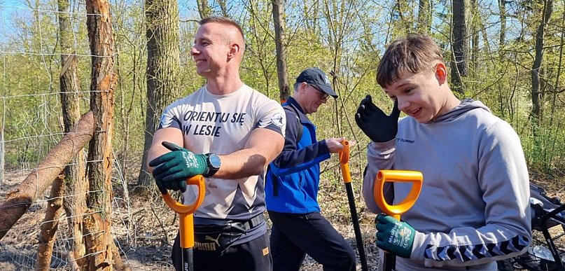 Zakasali rękawy i wspólnie zrobili coś dobrego (zdjęcia, film)