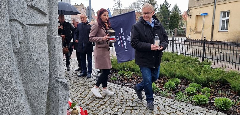 Zapalili znicze i pochylili głowy pod dwoma pomnikami (zdjęcia, film)