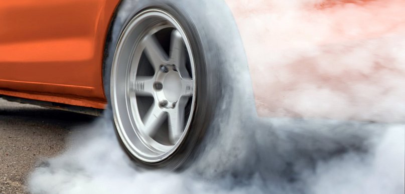 Mandat, punkty karne i utrata prawka za drift. Zapamięta to młody kierowca