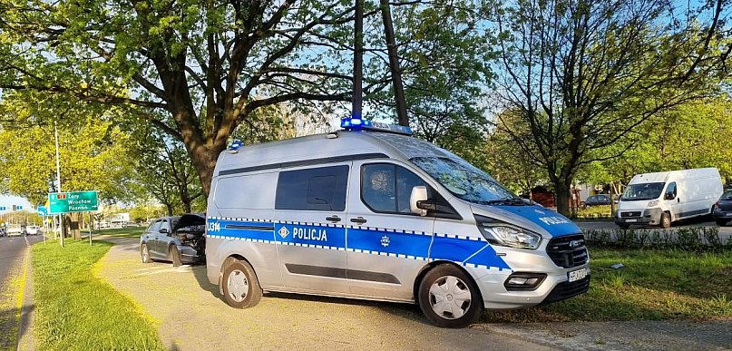 Poranny wypadek w Lesznie. Samochód uderzył w drzewo (zdjęcia)