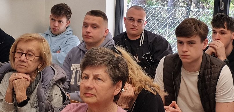 Seniorzy i uczniowie ZST na placu manewrowym (zdjęcia)