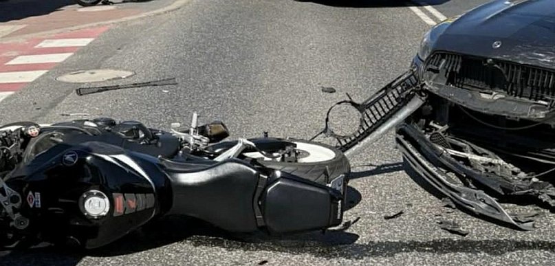 Zderzenie motocyklisty z samochodem. Jedna osoba w szpitalu