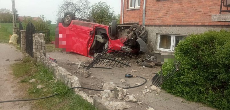 Pijany kierowca z zakazem jazdy wpadł autem na posesję i dachował (zdjęcia)