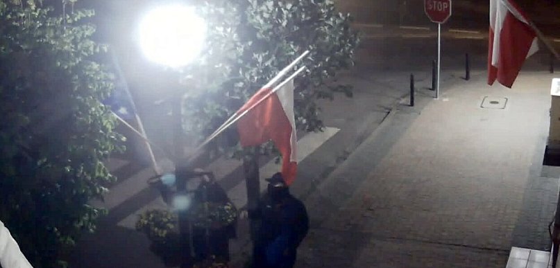 Kto usunął flagi z rynku? Sprawą zajmuje się policja
