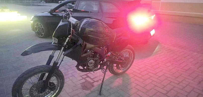 Dwóch zbyt szybkich i nieletni artysta na jednym kole