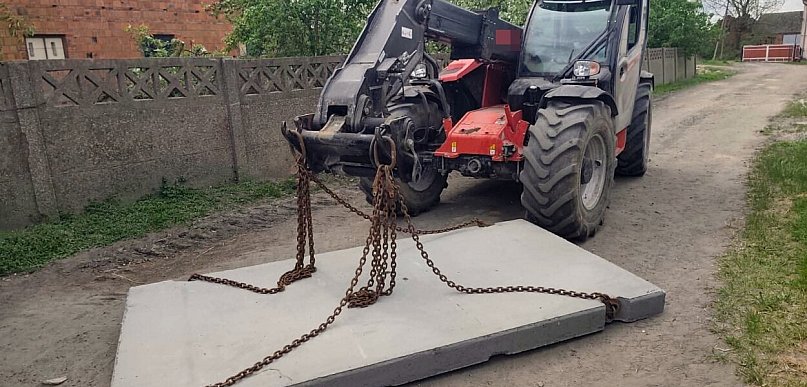 Wysięgnik z płytą wystawał, rozum nie nadążał. Mogło dojść do tragedii (zdjęcia)