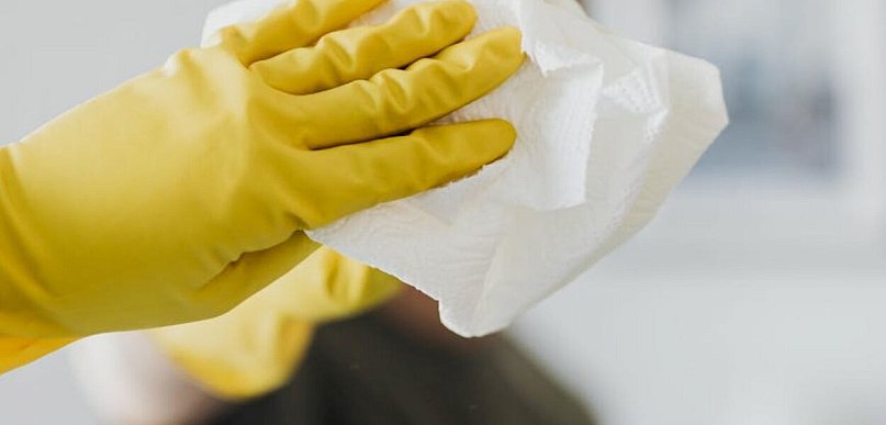 Mycie paneli fotowoltaicznych, okien i sprzątanie biur – dlaczego warto zlecić to