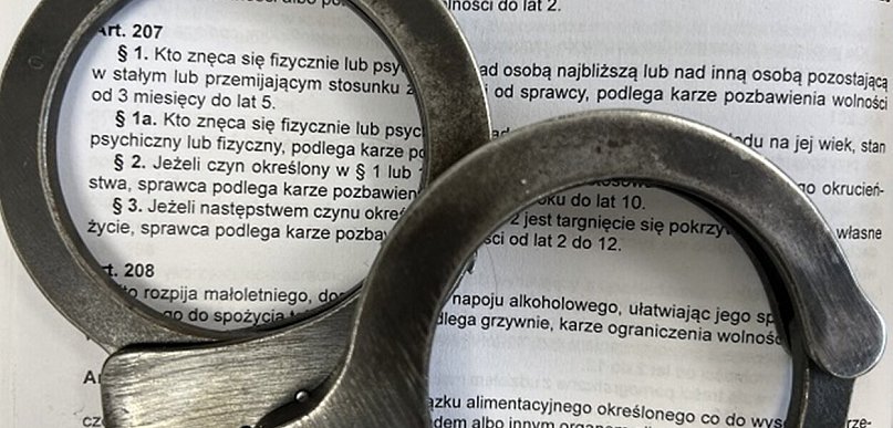 45-latek znęcał się nad żoną, musi opuścić mieszkanie. Ale to nie wszystko...