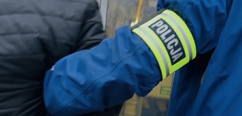 Zabrał traktor, aby wyciągnąć auto. Poszedł siedzieć za grzywny