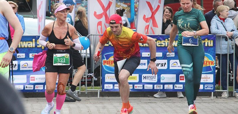 Trwa 24h Rawicki Festiwal Sportu. Rywalizacja na 8 arenach (zdjęcia)