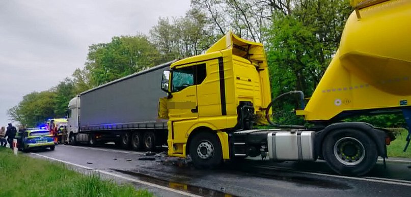 Zderzenie osobówki i dwóch tirów w Krzemieniewie (zdjęcia)