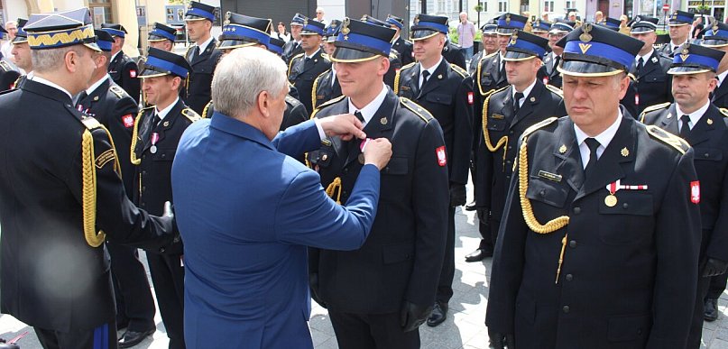 Regionalny Dzień Strażaka w Rawiczu. Nowy sztandar, awanse i... (zdjęcia)