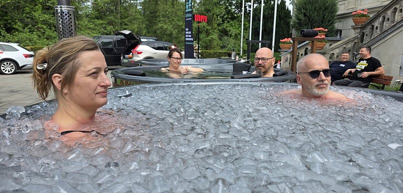 We Włoszakowicach biją rekord. 24h w lodowatej wodzie (zdjęcia, film)