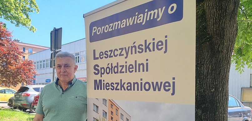 Pan Jerzy stanął z banerem. Zwraca się do mieszkańców LSM
