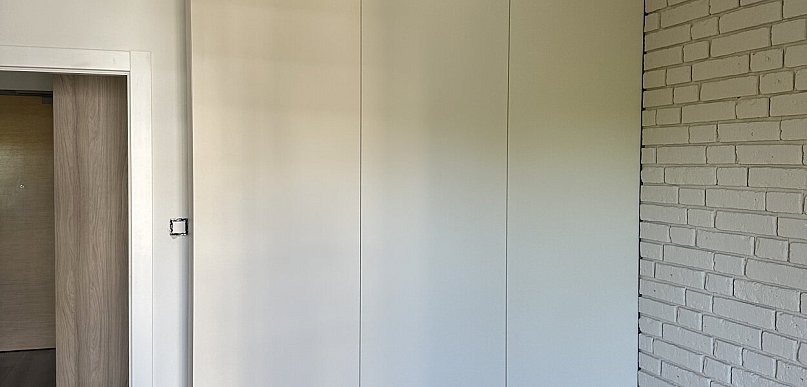 Drugie życie szafy przesuwnej – jak zmienić jej wygląd bez ingerencji w konstrukcj