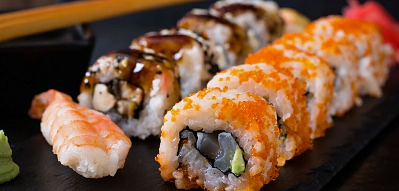 Sushi na wynos czy w restauracji? Na co zwrócić uwagę przy wyborze?