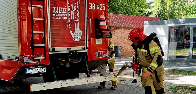Strażacy weszli przez okno. Wszystko z powodu obiadu (zdjęcia)
