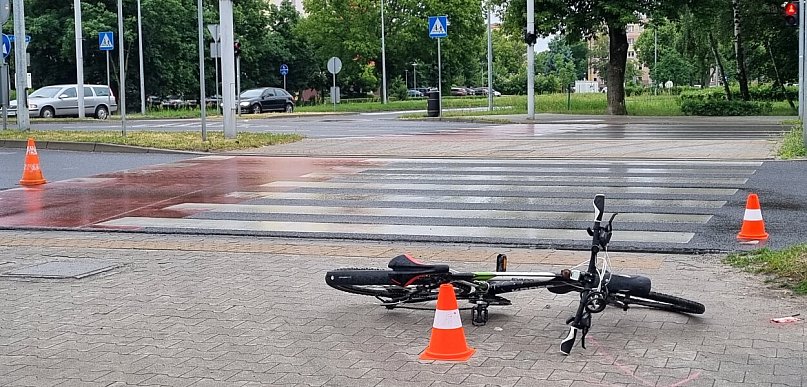 Potrącenie rowerzysty na skrzyżowaniu w Lesznie