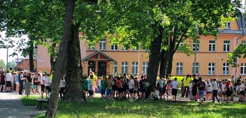 Alarmy bombowe w szkołach. 850 ewakuowanych osób (zdjęcia, film)
