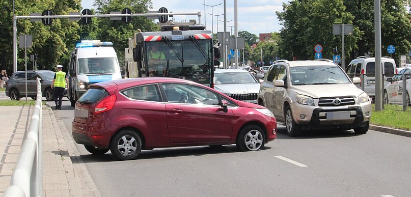 Kolizja tira z osobówką na wiadukcie (zdjęcia)