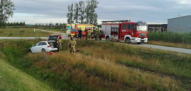 Samochód wjechał do rowu. Dwie osoby zostały zabrane do szpitala