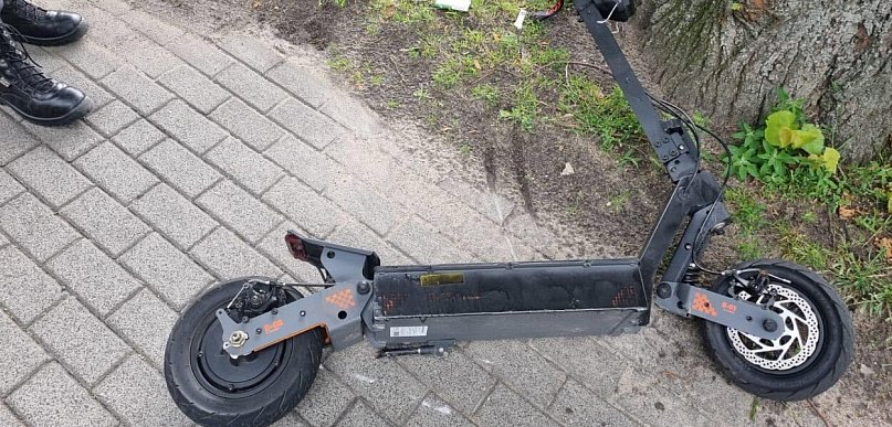Pijani na hulajnogach. Jednym z nich był 16-latek, drugi wjechał w drzewo