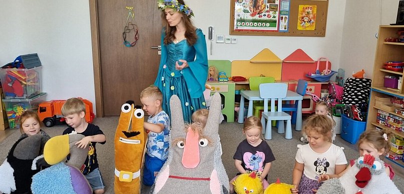 Kiedy lalki teatralne schodzą ze sceny, odwiedzają dzieci (zdjęcia, film)