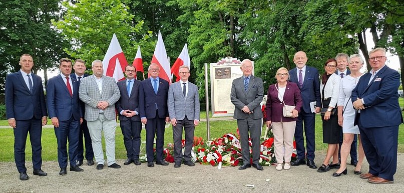 W Lesznie odsłonięto tablicę Marii i Lecha Kaczyńskich (zdjęcia, film)