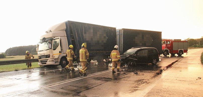 Zderzenie ciężarówki z osobówką. Nastąpił wyciek paliwa (zdjęcia)
