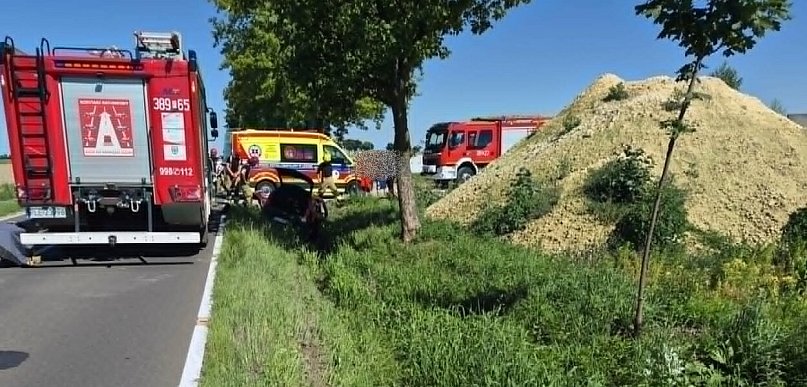 Auto wjechało do rowu. Za kierownicą młoda kobieta (zdjęcia)
