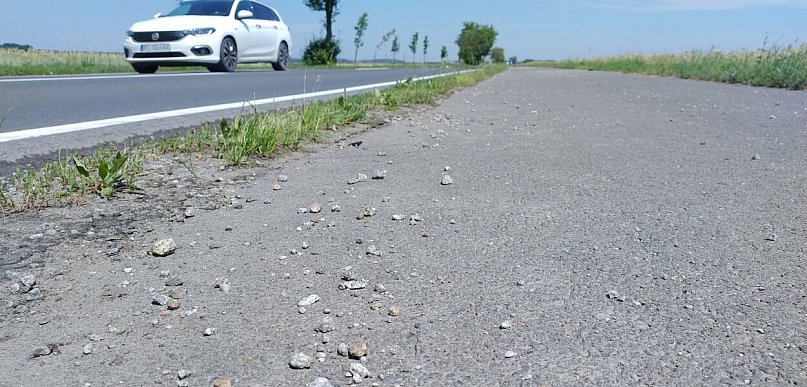 Samochody wyrzucają kamienie na ścieżkę rowerową