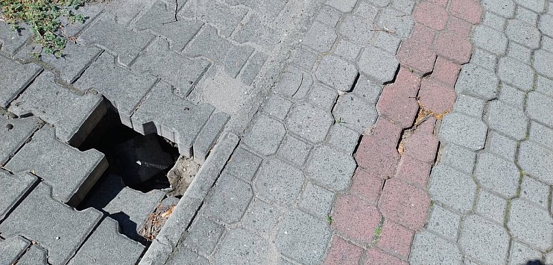 Zapadł się chodnik. Służby zareagowały szybko