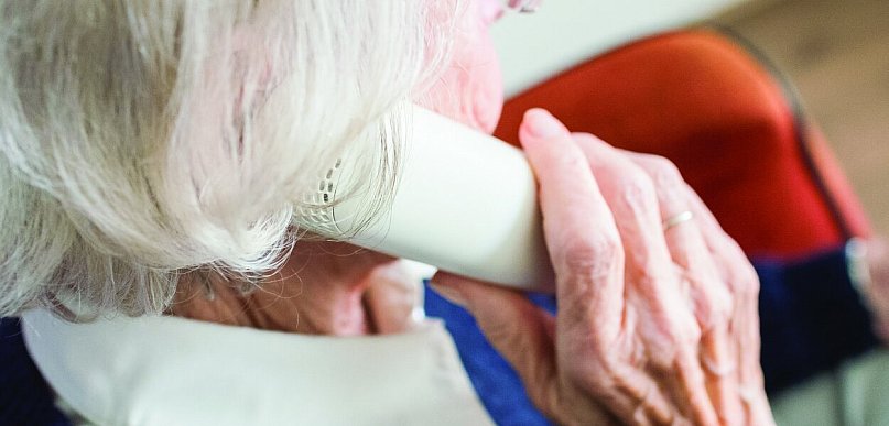 93-letnia kobieta wyrzuciła 50.000 zł przez okno, bo chciała pomóc policji
