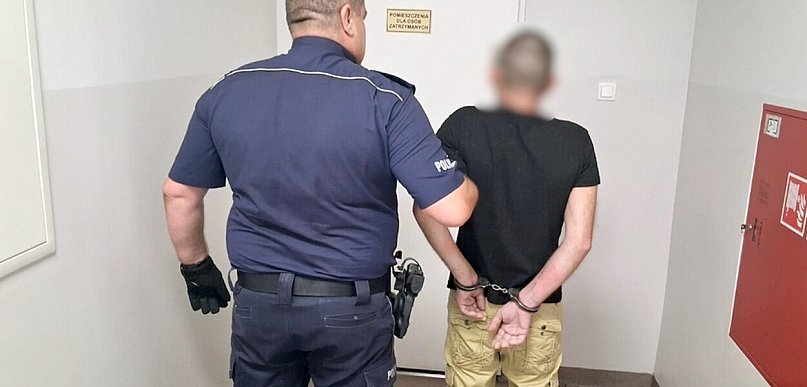 Miał 2 promile i prowadził samochód. Uciekając wskoczył do stawu