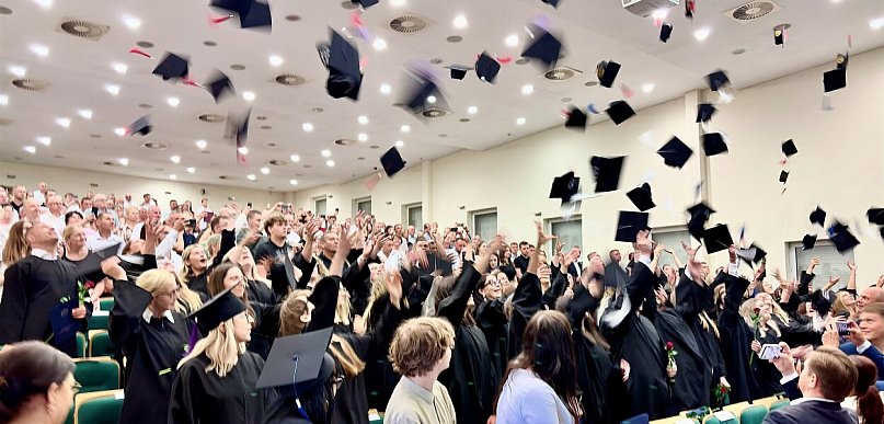 Absolutorium w WSH w Lesznie dla około 100 studentów (zdjęcia)