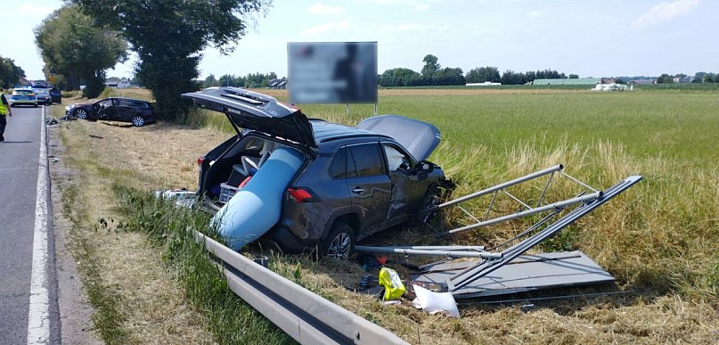 Dwie osoby w szpitalu po zderzeniu aut na krajowej dwunastce (zdjęcia)