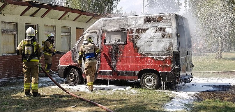 W Boszkowie Letnisku spalił się samochód dostawczy (zdjęcia)