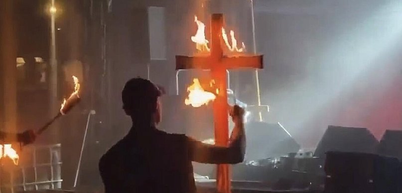 Podczas koncertu podpalili dwa krzyże. Zawrzało w sieci!