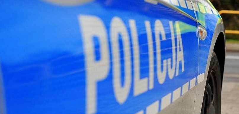 Kilka razy ugodził nożem przechodnia. Zabarykadował się w mieszkaniu