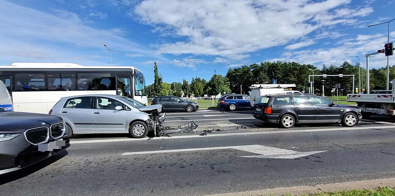 Zderzenie trzech aut na Al. Konstytucji 3 Maja. Jedna osoba w szpitalu (zdjęcia) - 78470