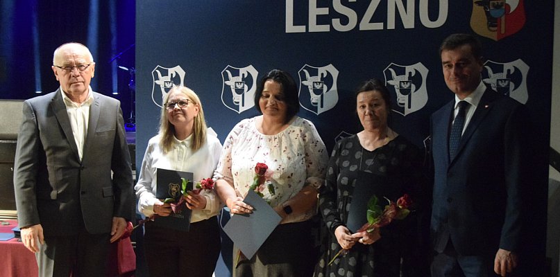 Nauczyciele i inni pracownicy szkół w tym roku z równymi nagrodami (zdjęcia) - 79221