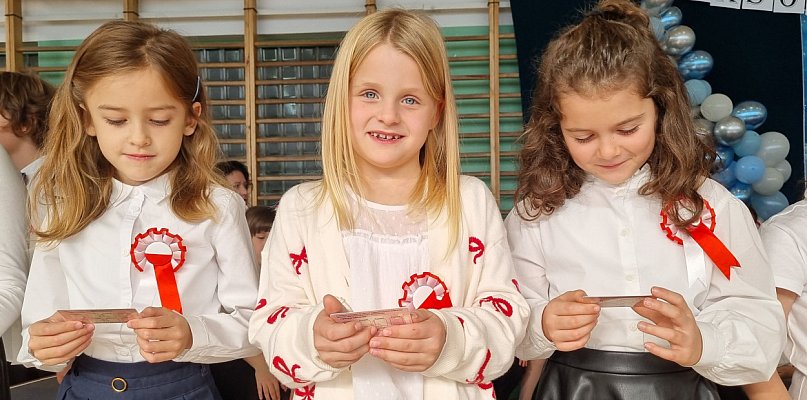 Pasowanie pierwszoklasitów w Szkole Podstawowej nr 12 w Lesznie (zdjęcia) - 80111