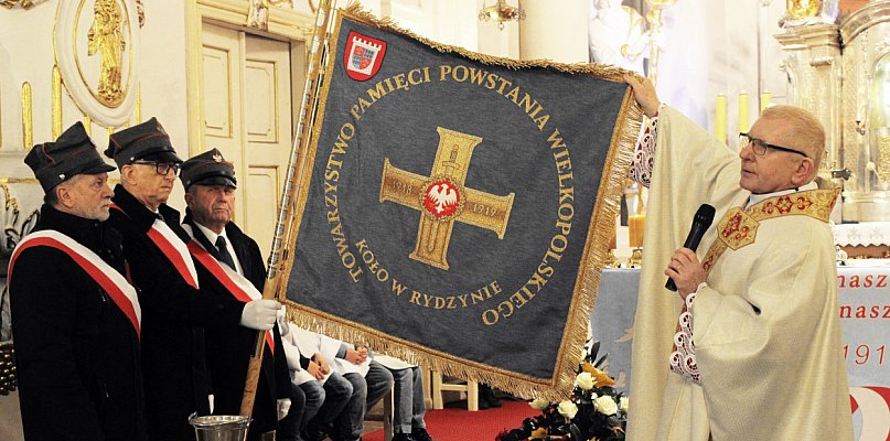 Sztandar dla rydzyńskiego Koła powstańczego towarzystwa (zdjęcia) - 80168