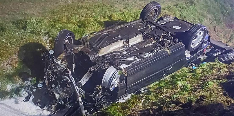 Auto dachowało. Kierowca miał ponad 2 promile, pasażerowie też pili - 80183