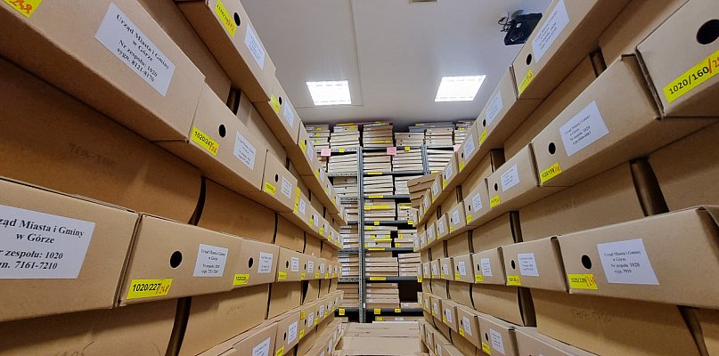 2,5 kilometra akt wywiozą z Leszna do Bydgoszczy i to pod nadzorem policji - 80276