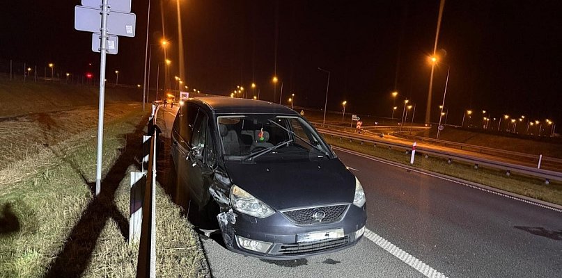 Na drodze S5 ford wjechał w barierę. Kierowca był reanimowany (zdjęcia) - 80387