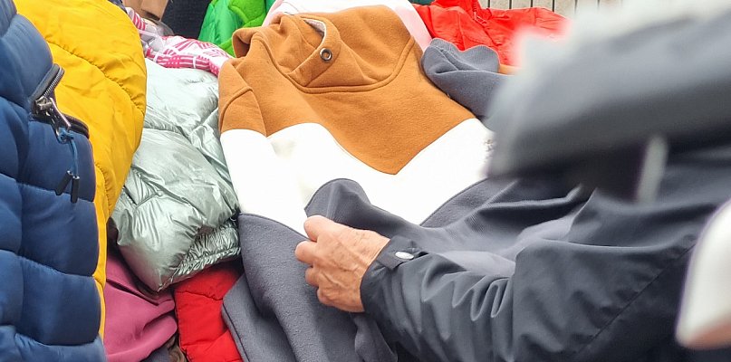 Podziel się kurtką, przytul kurtkę. To nie moda, to konieczność (zdjęcia) - 80432