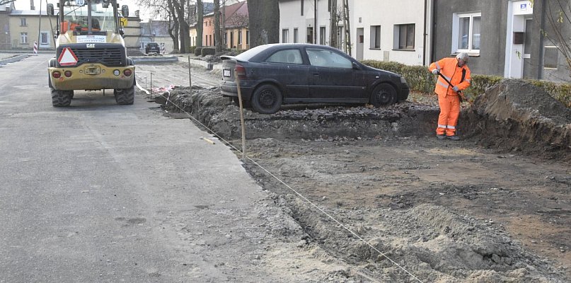 Samochód blokuje budowę parkingu na Rynku Zaborowskim w Lesznie - 80540